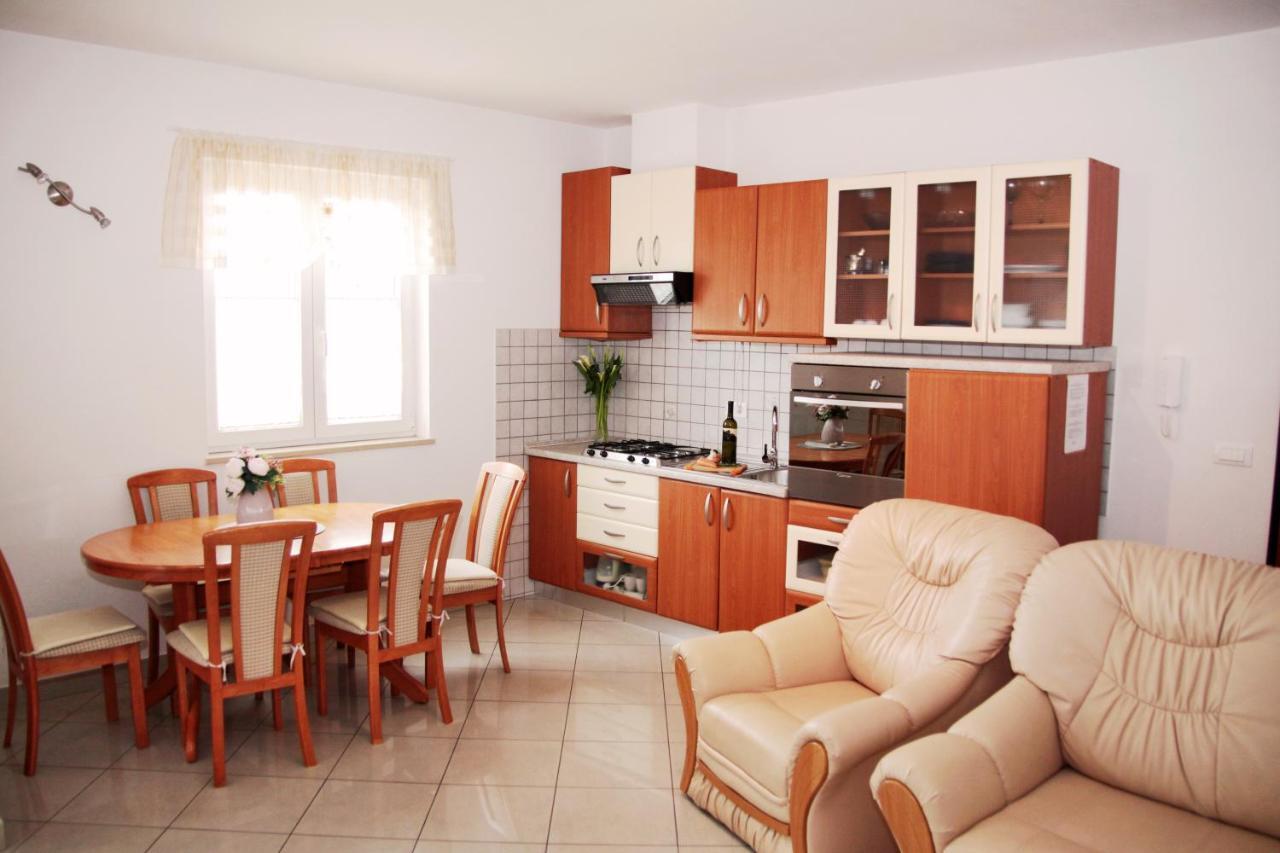 Apartment Matika, Terrace Apartment 10 Minutes Walk From Center Ровинь Экстерьер фото